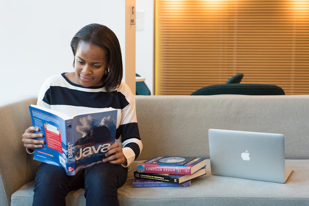 Ragazza seduta che studia Java