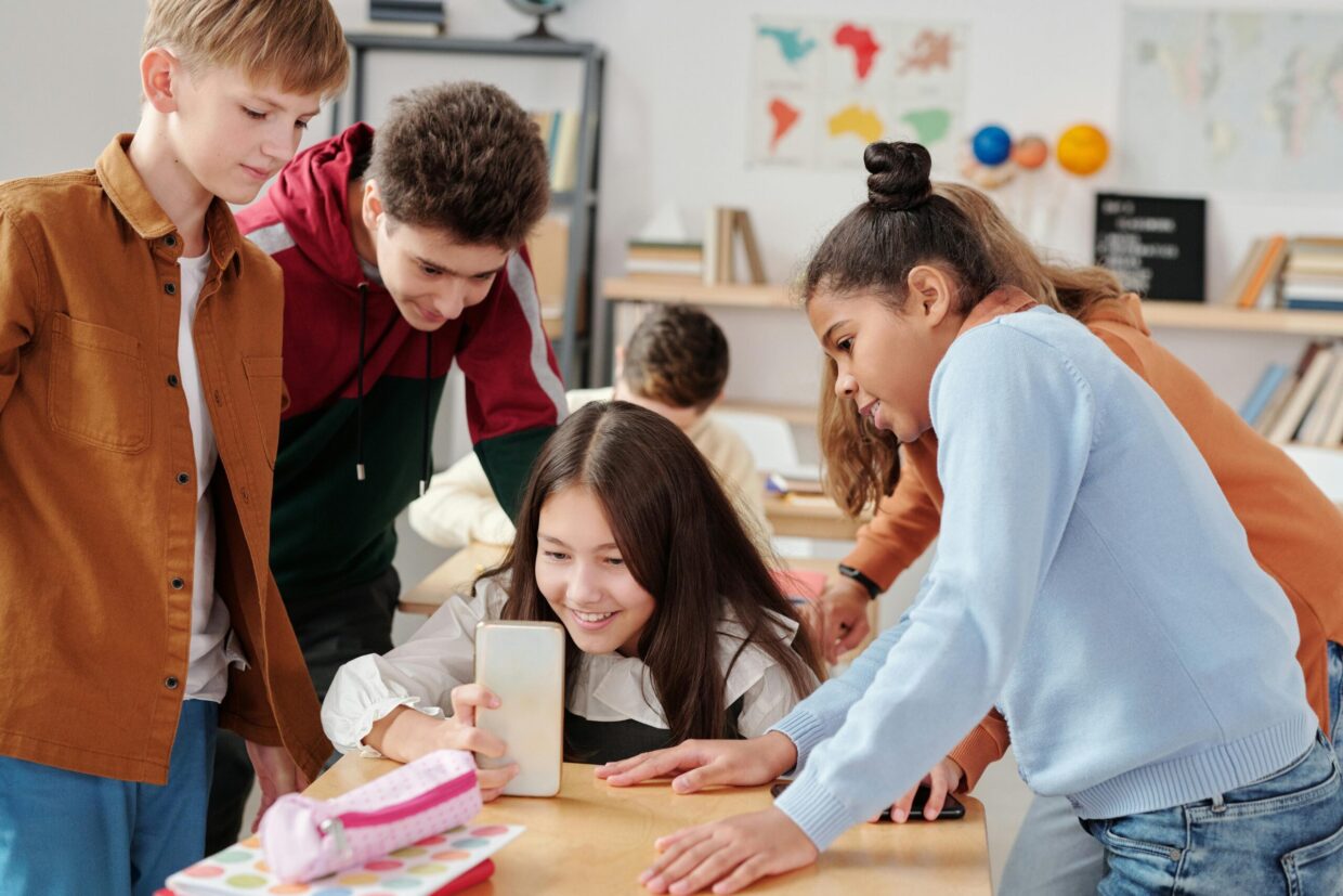 Cellulari a Scuola: Perché Vietarli Non è la Soluzione e Cosa Fare Invece